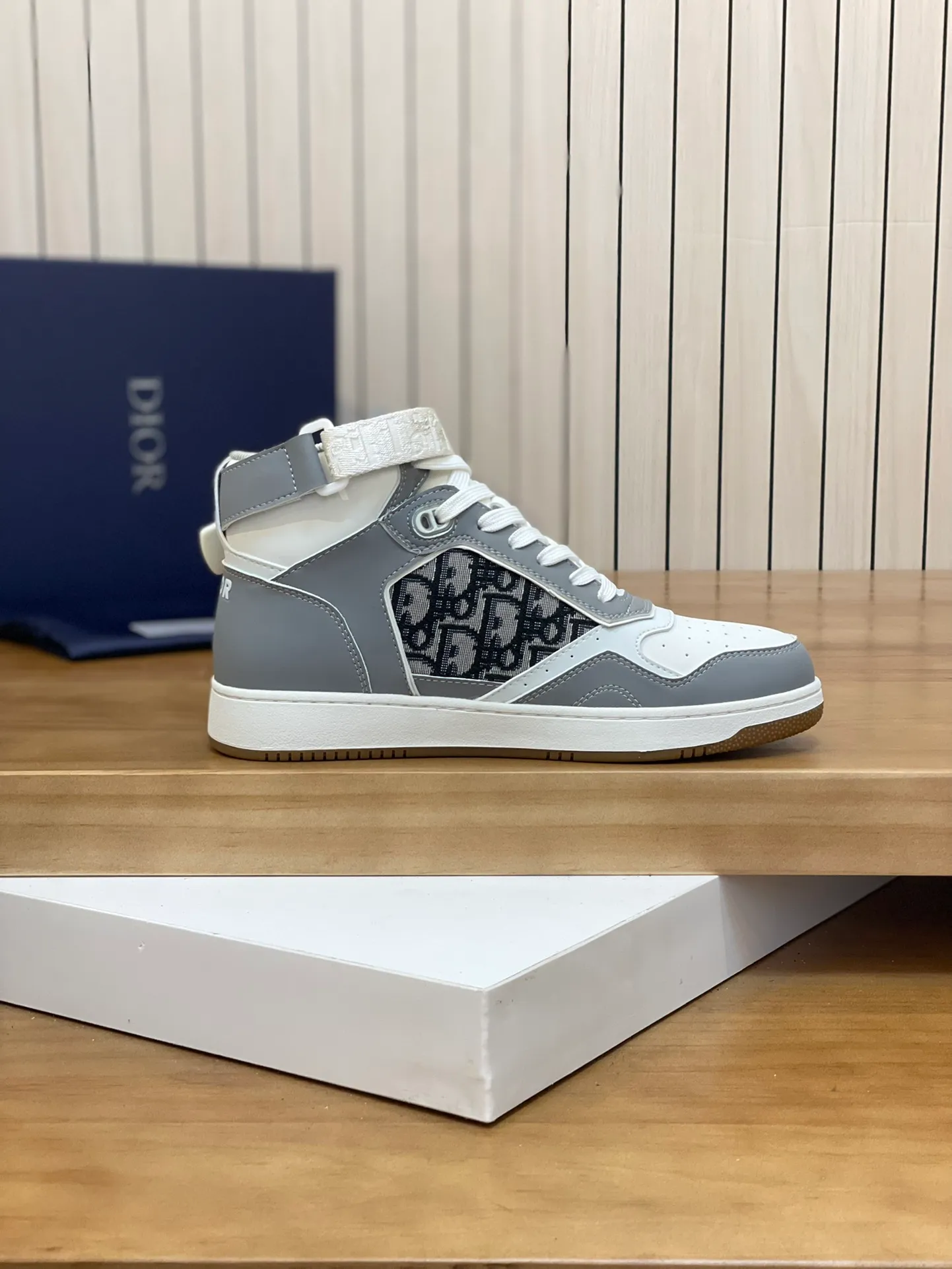 Men's shoes: 💰P460¥ Product trademark: Dior* "Dior*" high-top casual shoes Regular size: 38-44 (can be customized to 45.46) Product materials: Upper imported cowhide stitched with original fabric, breathable lining, original outsole. Number: 1006